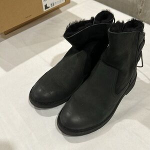 UGG Naiyah size 7.5 Black